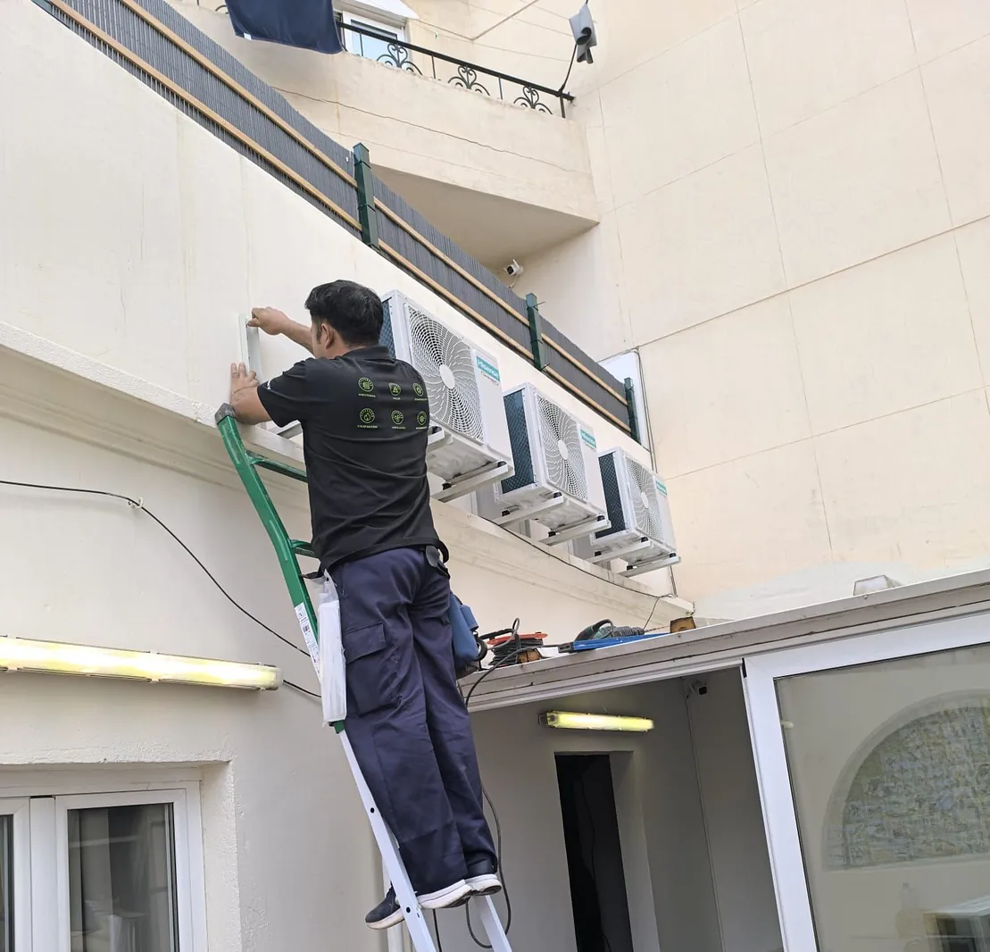 Aires acondicionados en techo de edificio