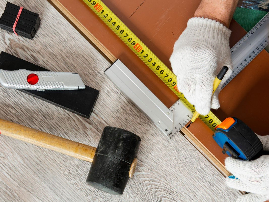 Trabajador midiendo angulos en madera